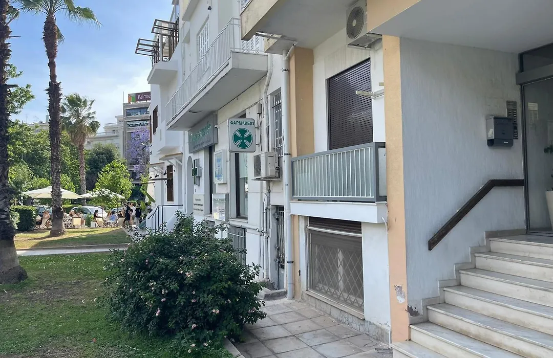 Stylish With Garden, Hilton Area. Near Metro Apartment